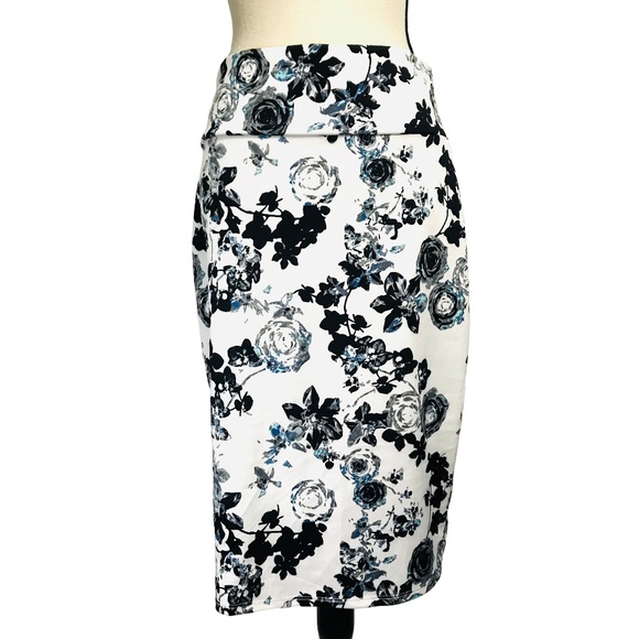 Ultra Flirt Dresses & Skirts - Ultra Flirt Stretchy Floral Pencil Skirt